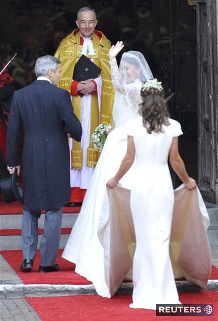Kate Middleton vchádza do kostola, vlečku jej...