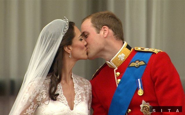 Kate a William sa pobozkali pred davmi ľudí na...