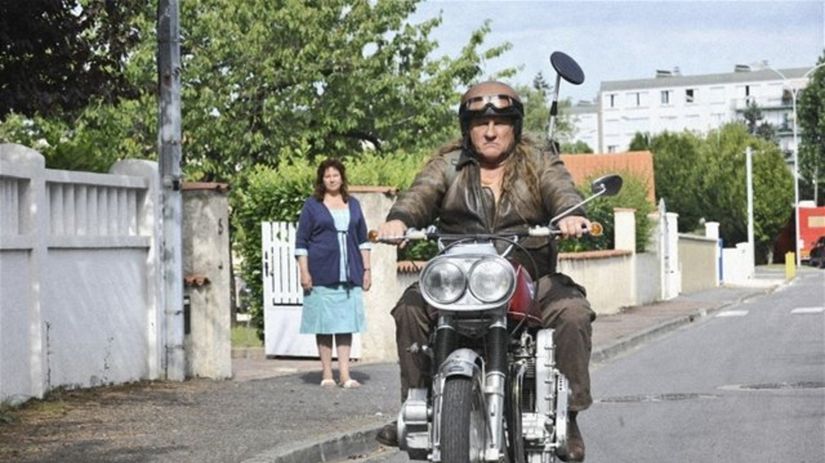 Gérard Depardieu sa na starej motorke ženie po...