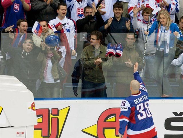 Pavol Demitra hádže rukavice fanúšikom