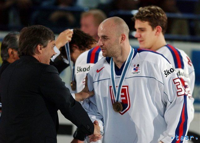 Pavol Demitra s bronzovou medailou.