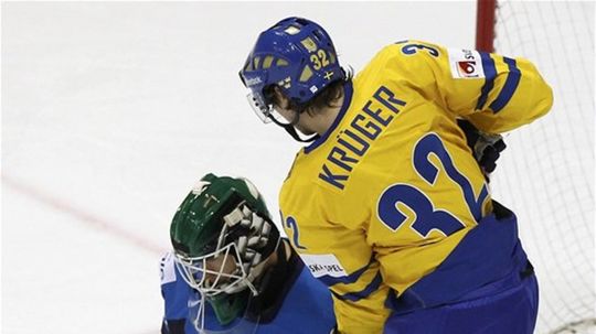 Marcus Krüger dobiedza pri brankárovi Fínska...