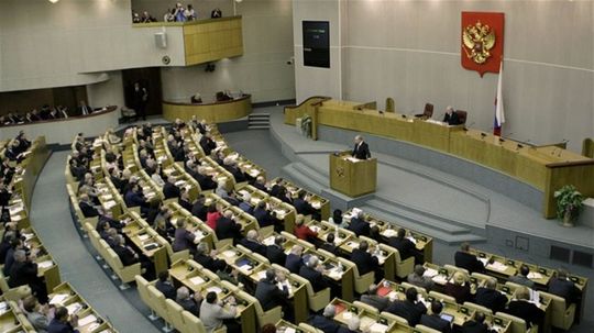 Dume bude opäť predsedať Volodin, pred parlamentom bol nezvyčajný protest