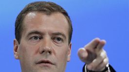 Medvedev: Ak Ukrajina nebude platiť dlhy, budeme tvrdí
