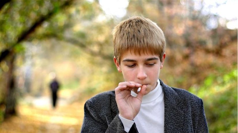 fajčenie - tínedžer - mladík - školák fajčí