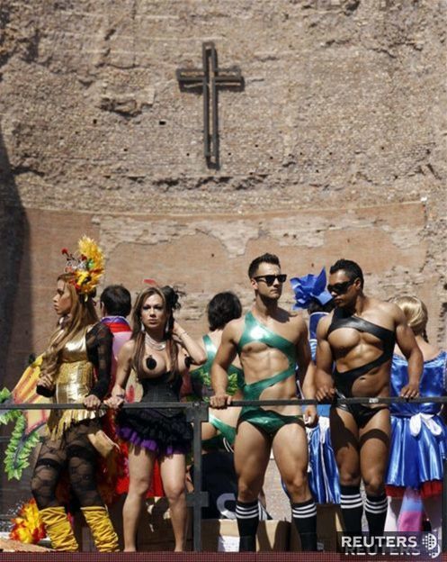 Účastníci pochodu za práve neheterosexuálov...