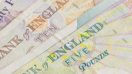 Brexit môže britské domácnosti ochudobniť až o tisíc libier ročne