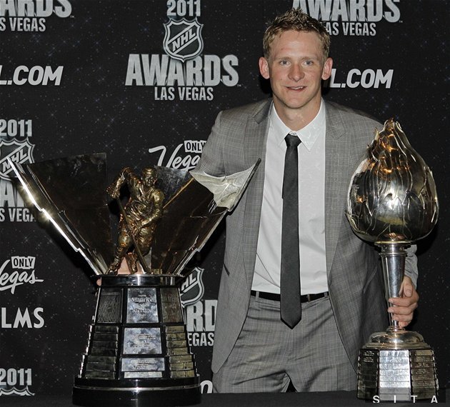 Corey Perry s trofejou Maurica Richarda (vľavo)...