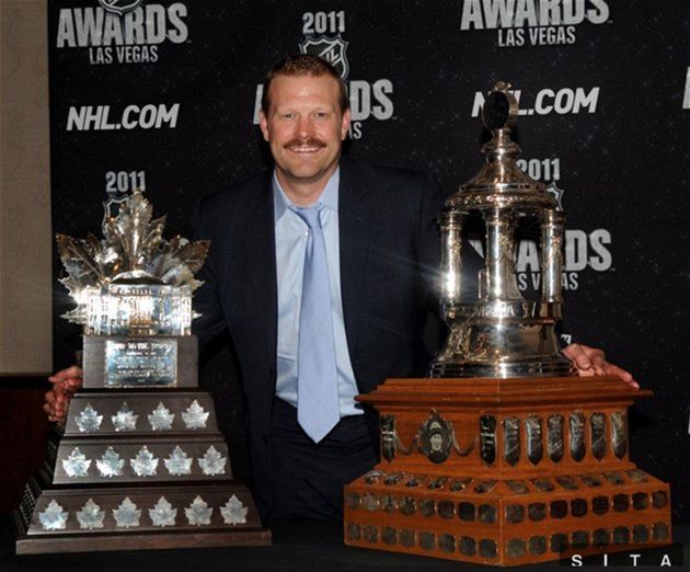 Tim Thomas s Conn Smyth Trophy pre najlepšieho...
