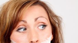 Zbavte sa chĺpkov nad hornou perou