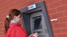 Peniaze zabudnuté v banomate treba vrátiť 