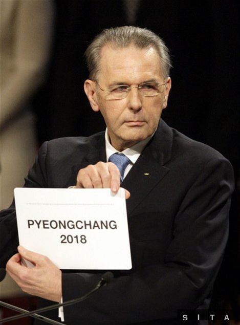 Prezident MOV Jacques Rogge s menom víťaza...