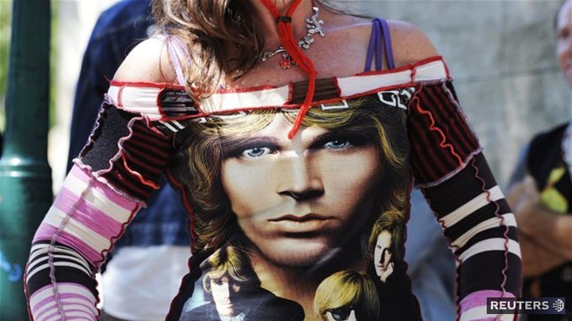 Fanúšička v tričku s Jimom Morrisonom