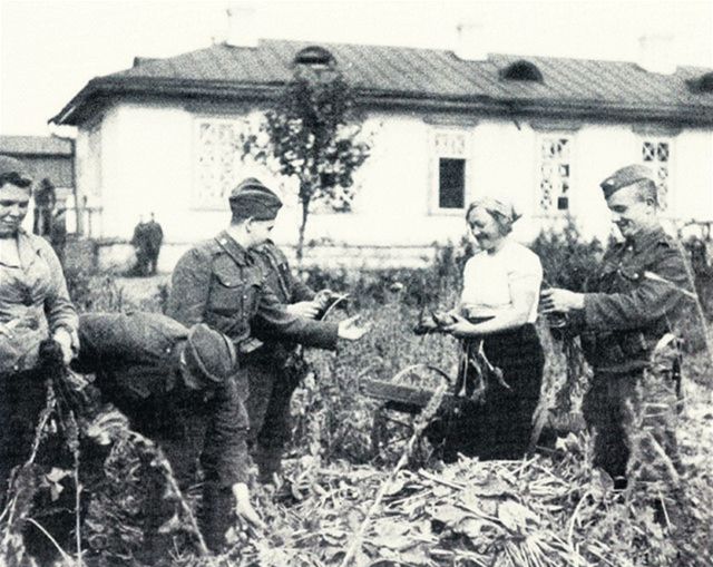 Vojnová propaganda sa znažila ukazovať všetko z...