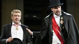 Richard Stanke ako Angelo a Martin Trnavský ako knieža Vincentio v Shakespearovej hre Oko za oko - niečo za niečo, ktorej bude patriť koniec júla na Bratislavskom hrade.