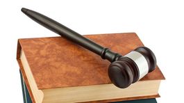 Kandidátmi na dodatočného sudcu sú Procházka a Rumana