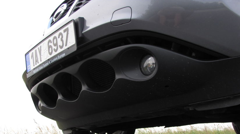 Škoda, že za veľkými dierami v nárazníku nie je...