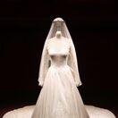 výstava - svadobné šaty Kate Middletonovej