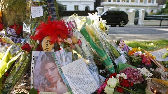 Fanúšikovia a známi speváčky Amy Winehouseovej...