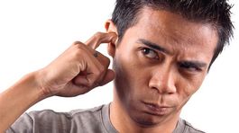 Koniec tyčinkám, sponkám, kľúčom. Uši sa správne čistia prstom