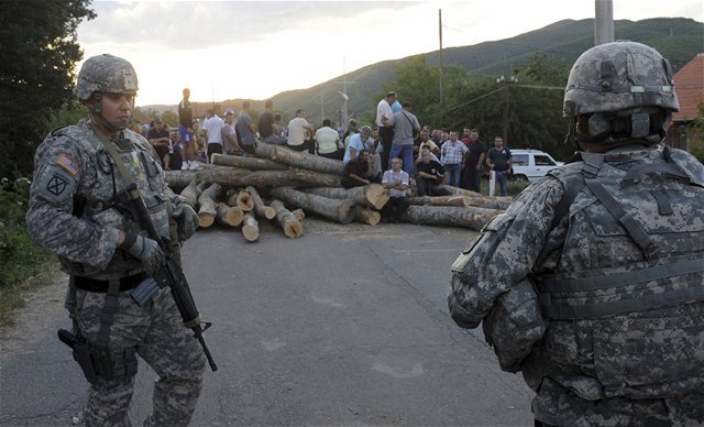 Kosovo, kosovskí Srbi, KFOR, NATO, blokáda,...