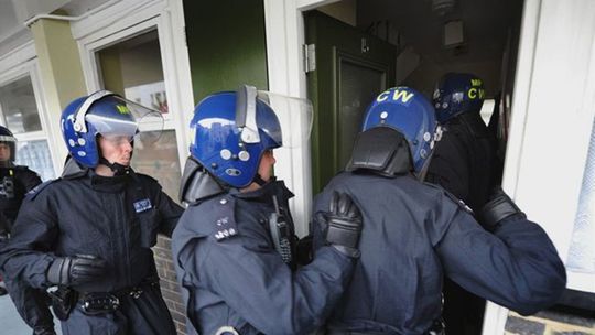 Razie v náboženskej komunite v Anglicku: polícia vyšetruje sexuálne zneužívanie, nútené sobáše aj zotročovanie