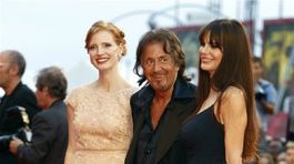 Lucile Sola (vpravo), Al Pacino a herečka Jessica Chastain. 