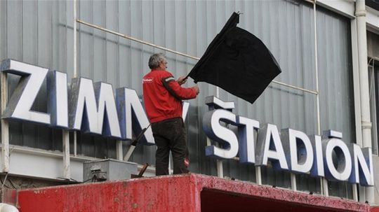 Hokejový Trenčín sa odel do čierneho.