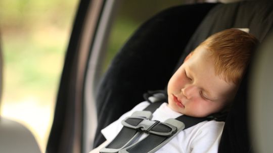 VIDEO: Zatvorené dieťa v aute? Pozrite si, ako rýchlo rozbiť okno