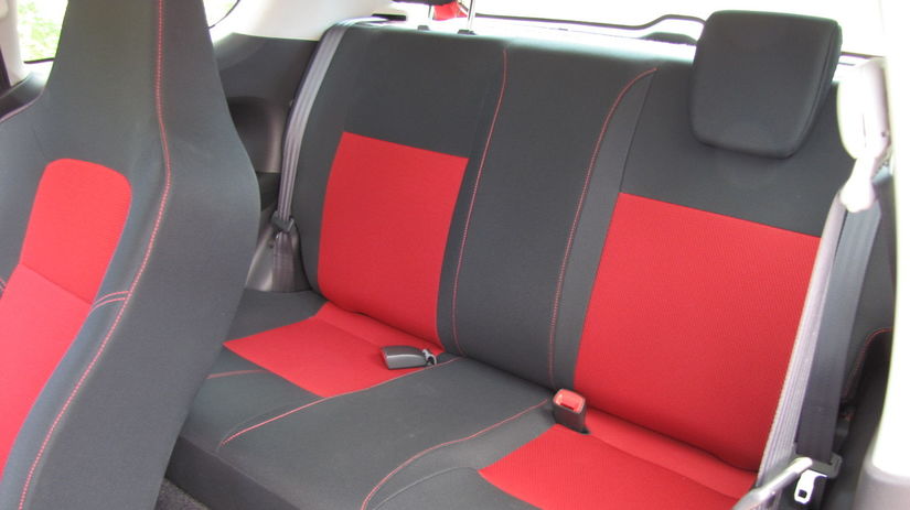 ...vzadu je to pre vysokých dospelých (nad 180...