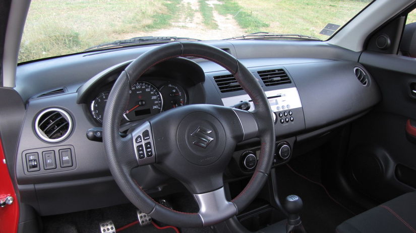 Plasty palubnej dosky občas v mrazoch vŕzgajú.