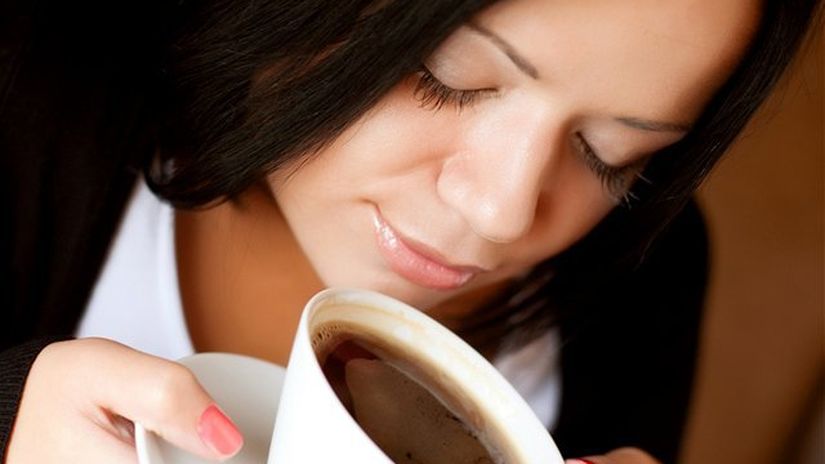 káva - pitie kávy - aróma kávy - žena s kávou