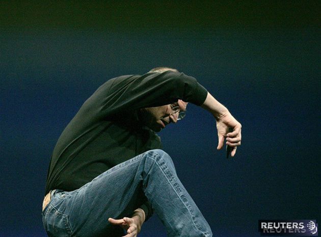 Steve Jobs pri predstavovaní prvého iPhone-u v...
