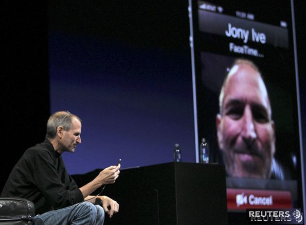 Steve Jobs pri predstavovaní iPhone-u IV v roku...