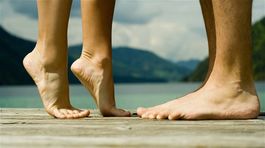 Chôdza naboso je pre deti prospešná. Čo prináša dospelým?