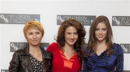 Lucia Siposová (v strede) a Gabriela Marcinková (vpravo) s herečkou Dinarou Drukarovou 