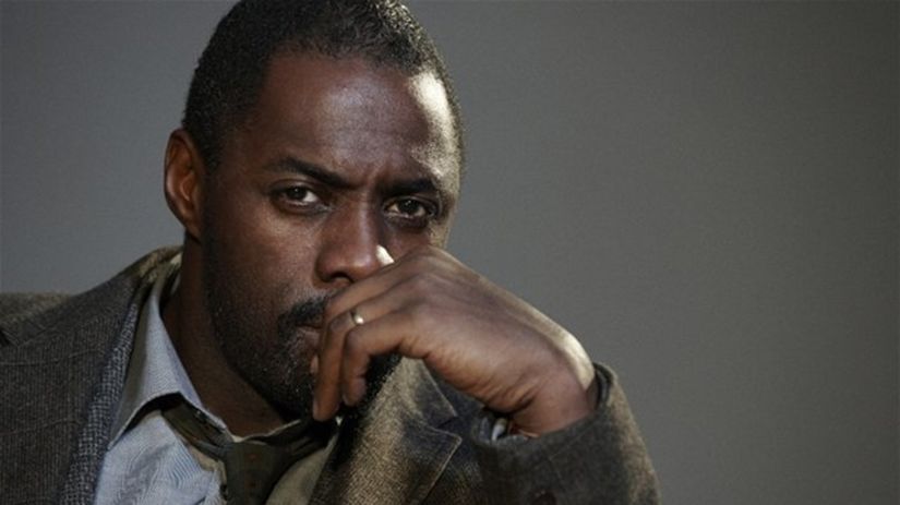 Herec Idris Elba ako inšpektor Luther.
