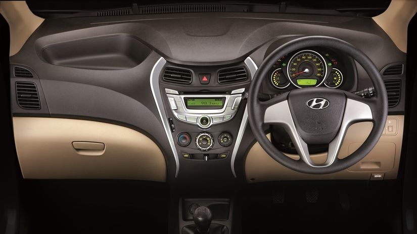 Palubná doska má zreteľnú Hyundai identitu.