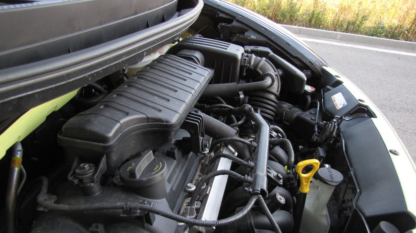 Motor zaklonený dozadu a výfukové zvody pred...