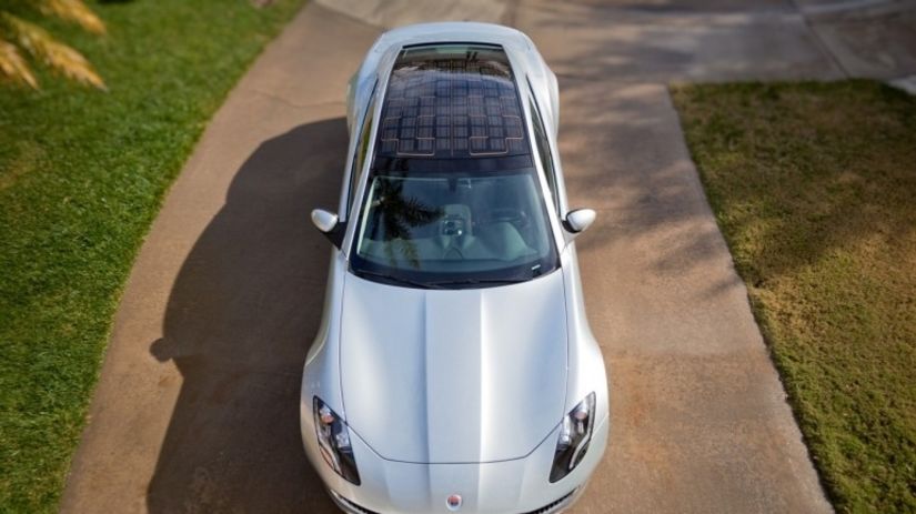 Na streche má sadu fotovoltaických článkov.