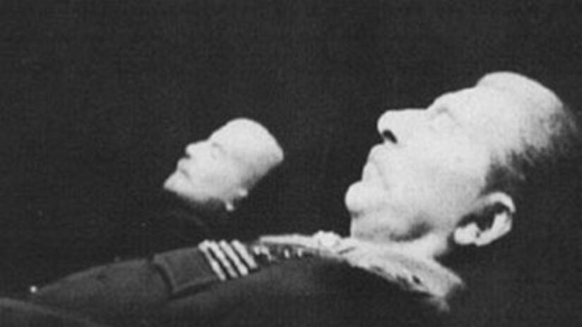 Stalina v roku 1953 uložili na večný odpočinok...