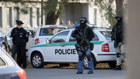 Nepodarené policajné cvičenie. Zásahovka na severe Čiech vtrhla do inej školy