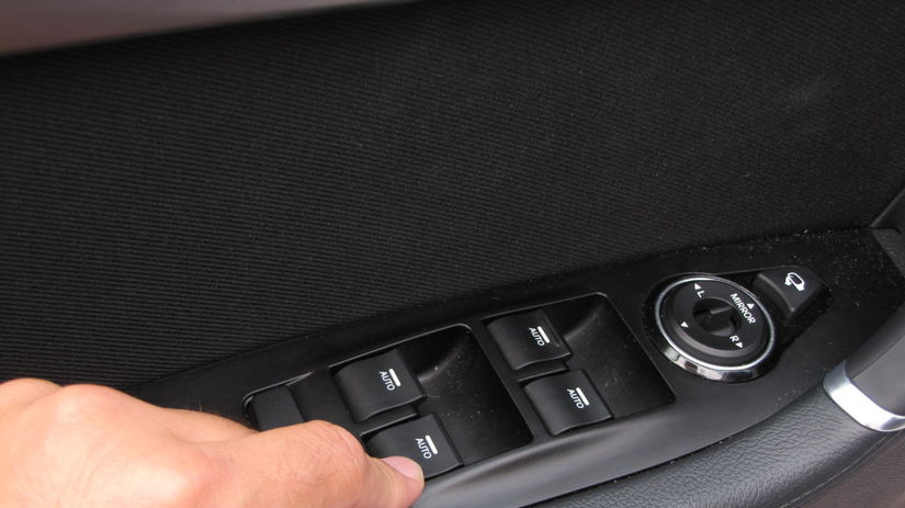 Všetky okná majú automatický dojazd. Je vidieť,...