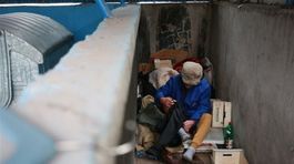 Bezdomovci nocľaháreň obchádzajú