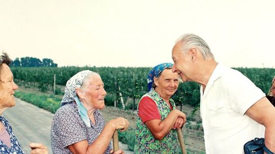 Dubček v rozhovore so ženami.