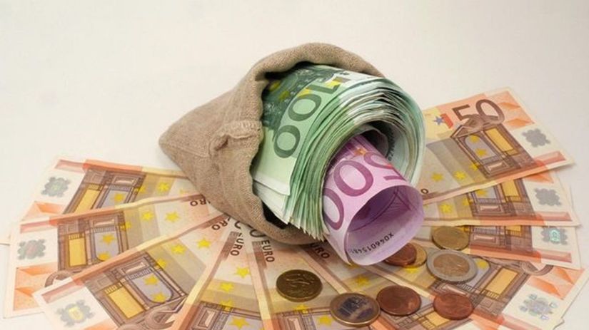 Peniaze, euro, mešec