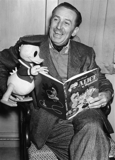 Slávny filmár a animátor Walt Disney s plyšovou...