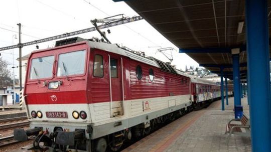 Kúsok od tragédie: rýchlik Urpín a nákladný vlak ostali stáť na jednej trati pri Šali
