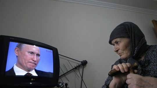 Žena v Čečensku sleduje v televízii štvrtkovú...