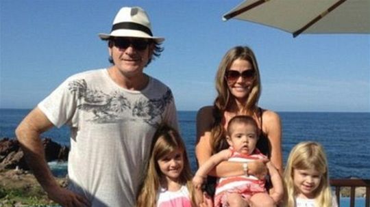 Charlie Sheen a Denise Richards na dovolenke.
